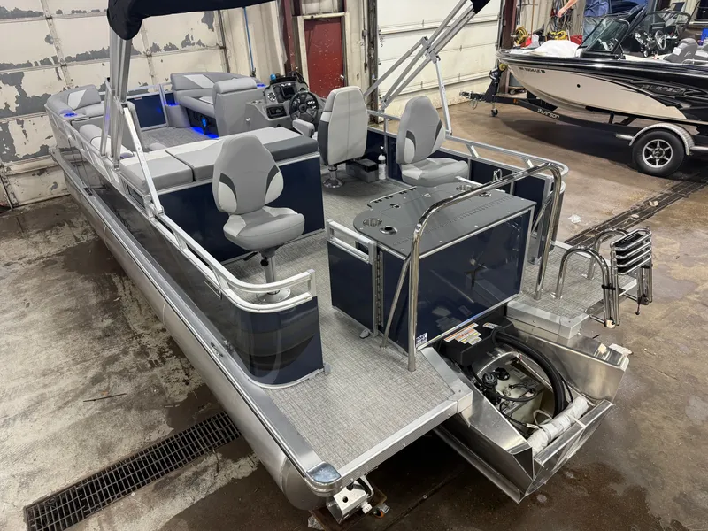 Slide: The Image of Tahoe Sport 200HP Rear Fish 2385 Tritoon 2026 - 51