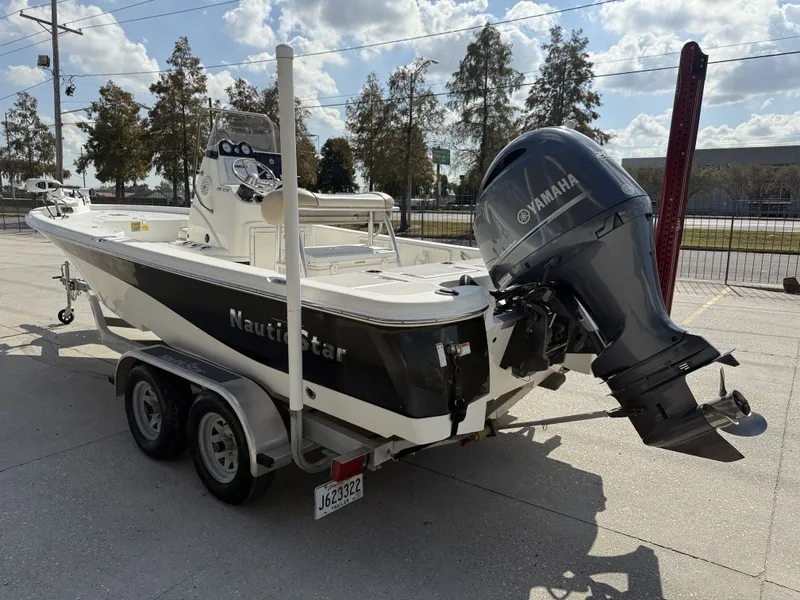Slide: The Image of NauticStar 215 XTS 2018 - 3