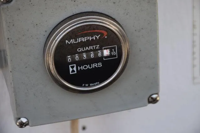 Slide: The Image of starboard hour meter was replaced - 60