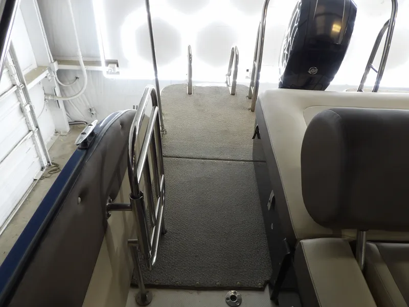 Slide: The Image of Bayliner XR-7 2017 - 47