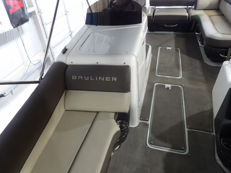 Slide: The Image of Bayliner XR-7 2017 - 24