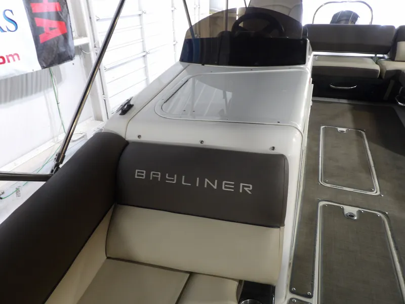 Slide: The Image of Bayliner XR-7 2017 - 28