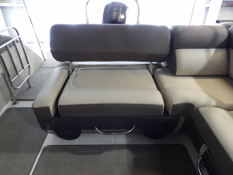 Slide: The Image of Bayliner XR-7 2017 - 37