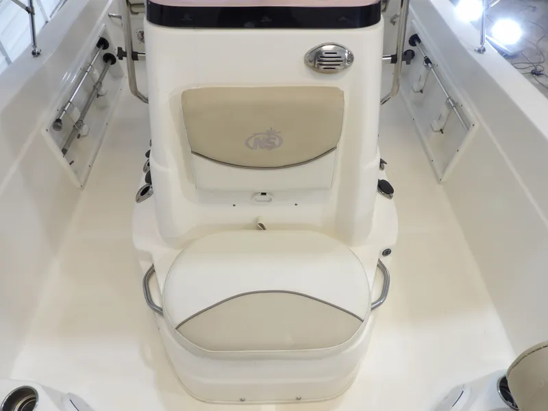 Slide: The Image of NauticStar 211 Angler 2018 - 12