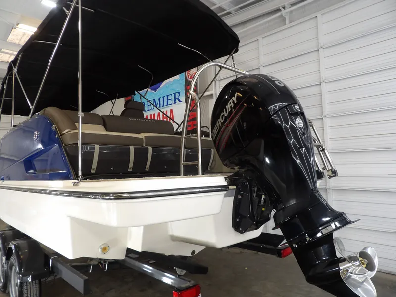 Slide: The Image of Bayliner XR-7 2017 - 11