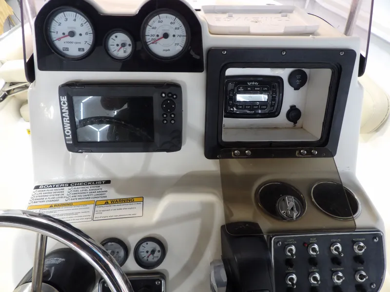 Slide: The Image of NauticStar 211 Angler 2018 - 16