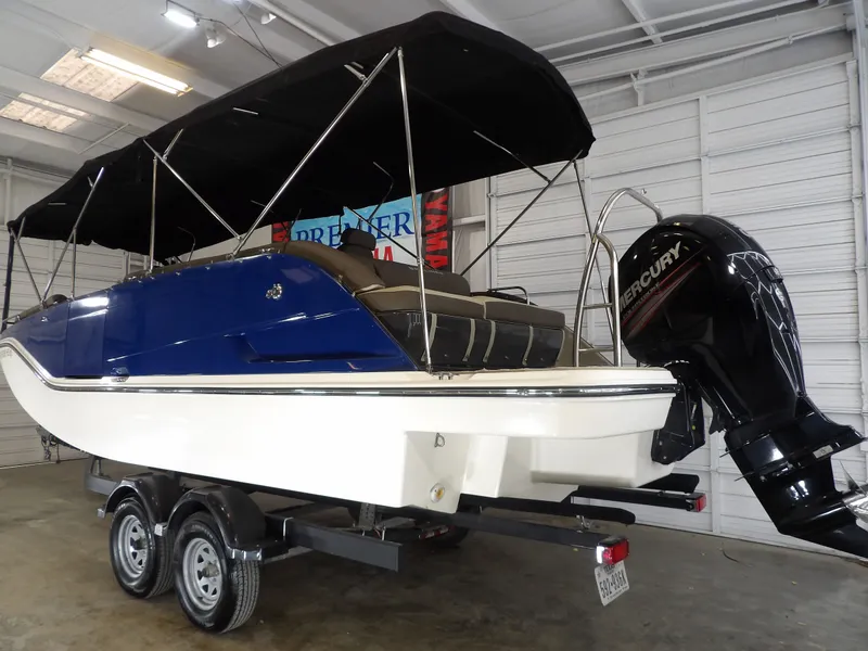 Slide: The Image of Bayliner XR-7 2017 - 10