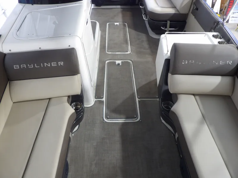 Slide: The Image of Bayliner XR-7 2017 - 25
