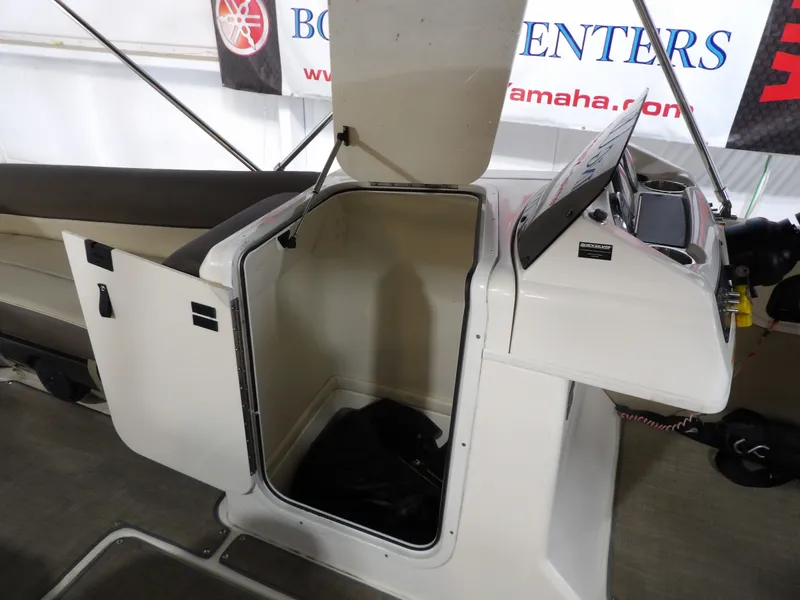 Slide: The Image of Bayliner XR-7 2017 - 32