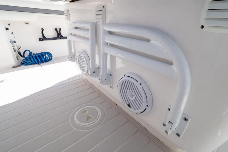 Slide: The Image of 2015 Intrepid 400 Center Console interior with speakers and coiled hose. - 56