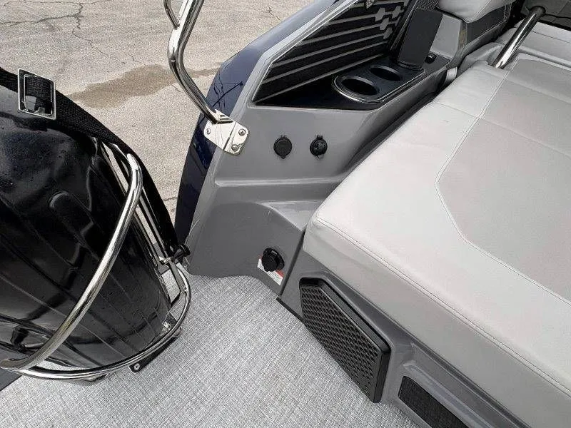 Slide: The Image of Harris Crowne 250 SL 2024 - 22