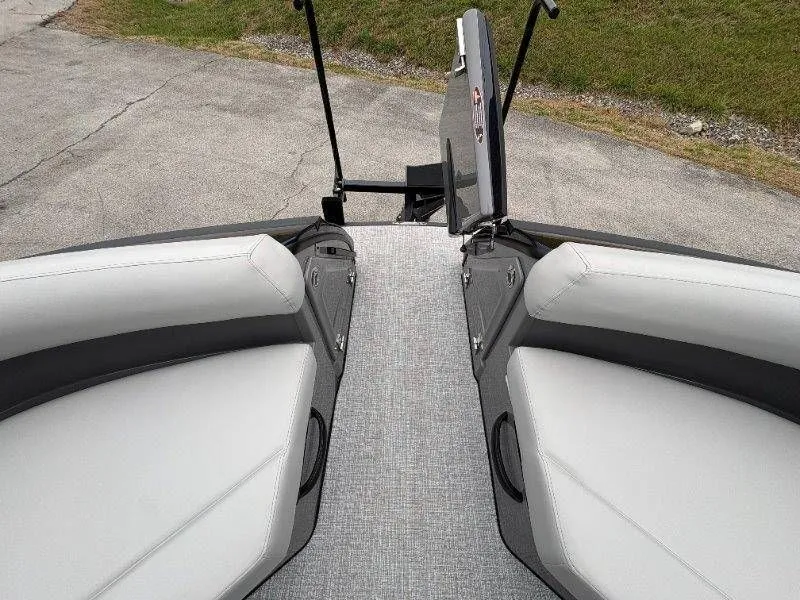 Slide: The Image of Harris Crowne 250 SL 2024 - 40