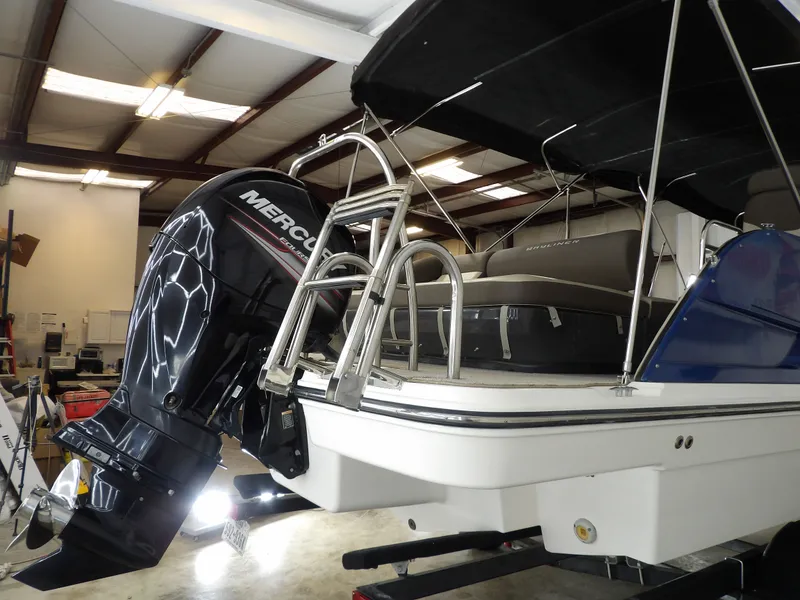 Slide: The Image of Bayliner XR-7 2017 - 14