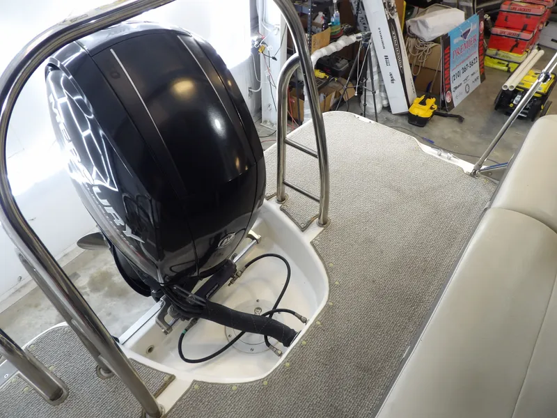 Slide: The Image of Bayliner XR-7 2017 - 51