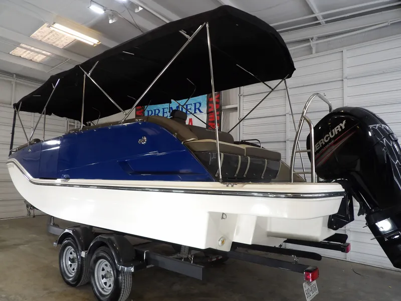 Slide: The Image of Bayliner XR-7 2017 - 9