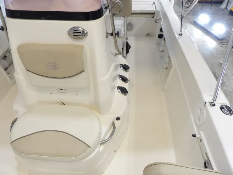 Slide: The Image of NauticStar 211 Angler 2018 - 13