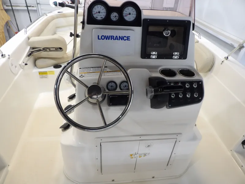 Slide: The Image of NauticStar 211 Angler 2018 - 15