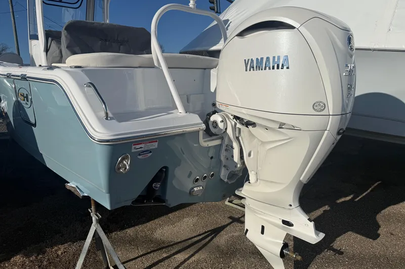 Slide: The Image of 2026 Sea Hunt Ultra 255 SE boat with Yamaha outboard motor, side view. - 18