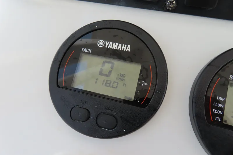 Slide: The Image of Yamaha tachometer on 2019 Sea Hunt Ultra 234 boat, displaying 118.0 hours. - 25