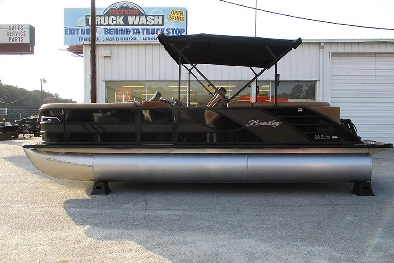 The Image of 2026 Bentley Pontoons Elite 223 Admiral at a truck wash location. - 0