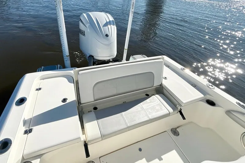 Slide: The Image of 2022 ShearWater 250 XTE boat with Yamaha engine on sparkling water. - 10