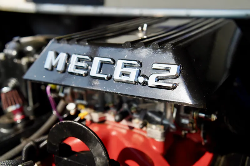 Slide: The Image of Engine of 1995 Sea Ray 200 Bow Rider with MEC 6.2 label. - 24