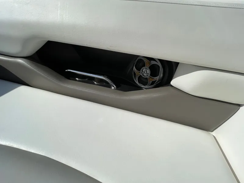 Slide: The Image of Regal 2700 Bowrider 2011 - 36