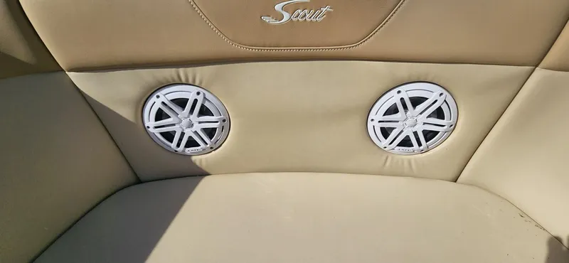 Slide: The Image of Scout 240 Dorado 2023 - 18