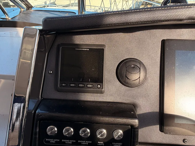 Slide: The Image of Monterey 335 Sport Yacht 2019 - 18