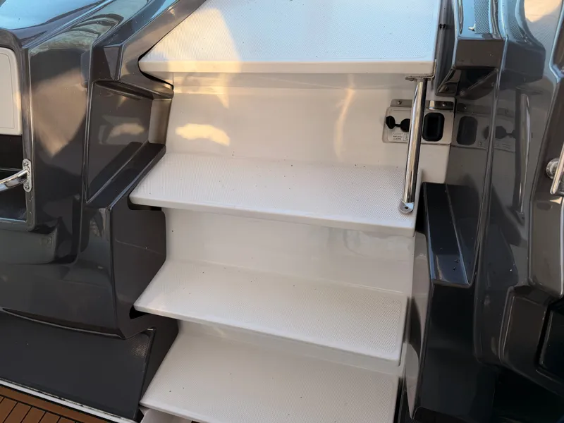 Slide: The Image of Monterey 335 Sport Yacht 2019 - 29