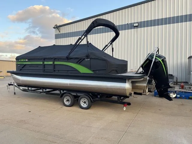 Slide: The Image of Bennington S Swingback 22 SSB 2025 - 3