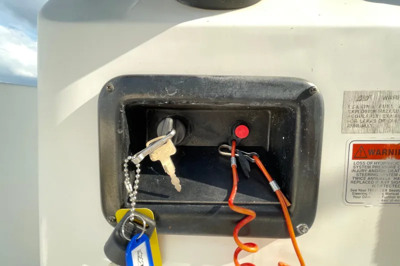 Slide: The Image of Key ignition panel on a 2004 Fishmaster Travis Edition 220 boat with warning label. - 28