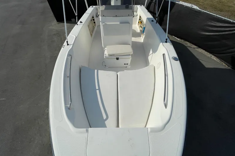 Slide: The Image of 2004 Fishmaster Travis Edition 220 boat, aerial view, showcasing seating and deck layout. - 41