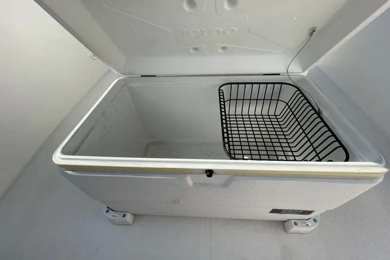 Slide: The Image of Open Igloo cooler with wire basket inside, on a 2004 Fishmaster Travis Edition 220 boat. - 47