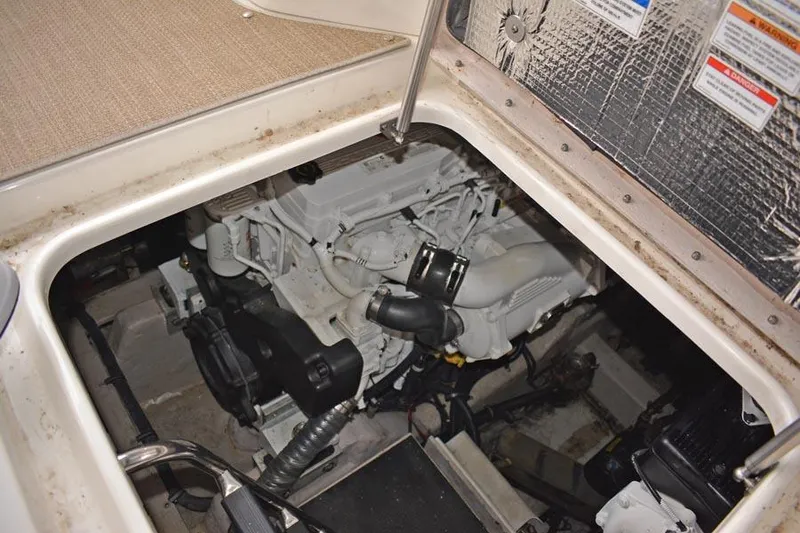 Slide: The Image of Interior of 2017 Sea Ray Sundancer 460 yacht with TV and modern decor. - 38