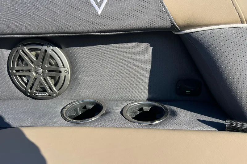 Slide: The Image of Viaggio X 22S Tritoon 2026 interior with speaker and cup holders. - 38