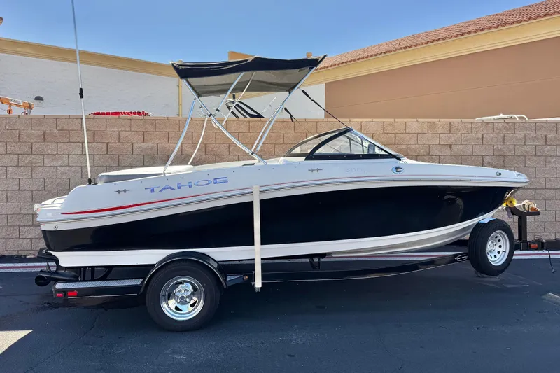 The Image of 2016 Tahoe 500 TS boat on trailer, parked outdoors, side view. - 0