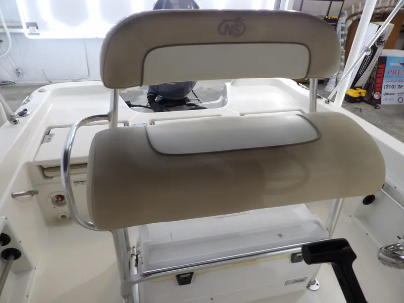 Slide: The Image of NauticStar 211 Angler 2018 - 17