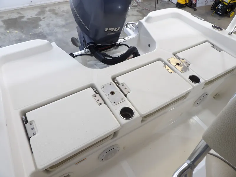 Slide: The Image of NauticStar 211 Angler 2018 - 18