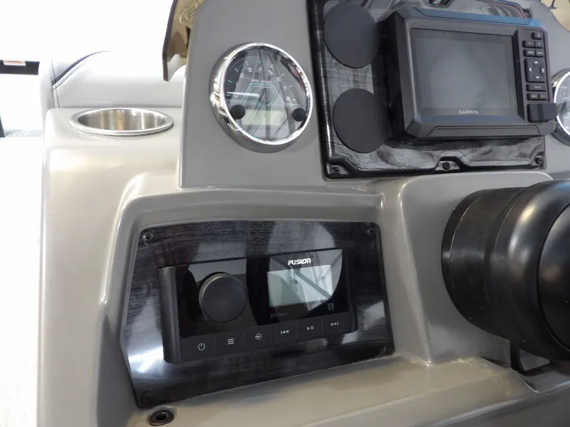 Slide: The Image of Avalon Venture 85 Rear Fish - 21' 2026 - 24