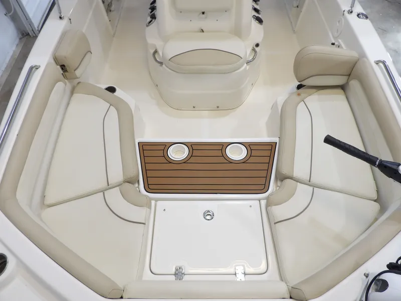 Slide: The Image of NauticStar 211 Angler 2018 - 11