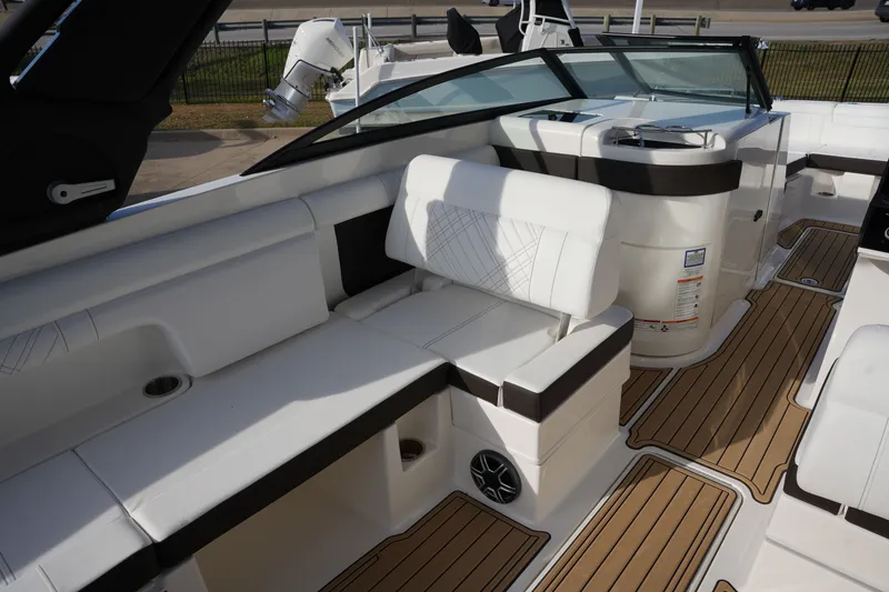 Slide: The Image of Sea Ray SDX 290 2026 - 16