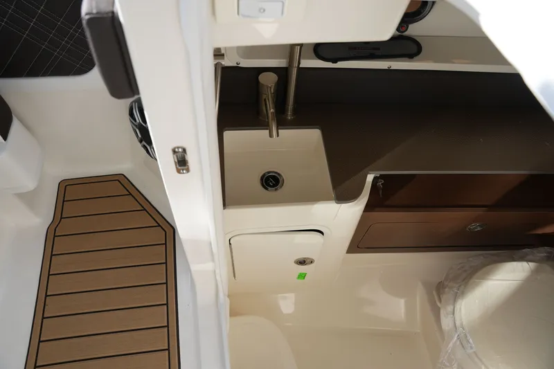 Slide: The Image of Sea Ray SDX 290 2026 - 27