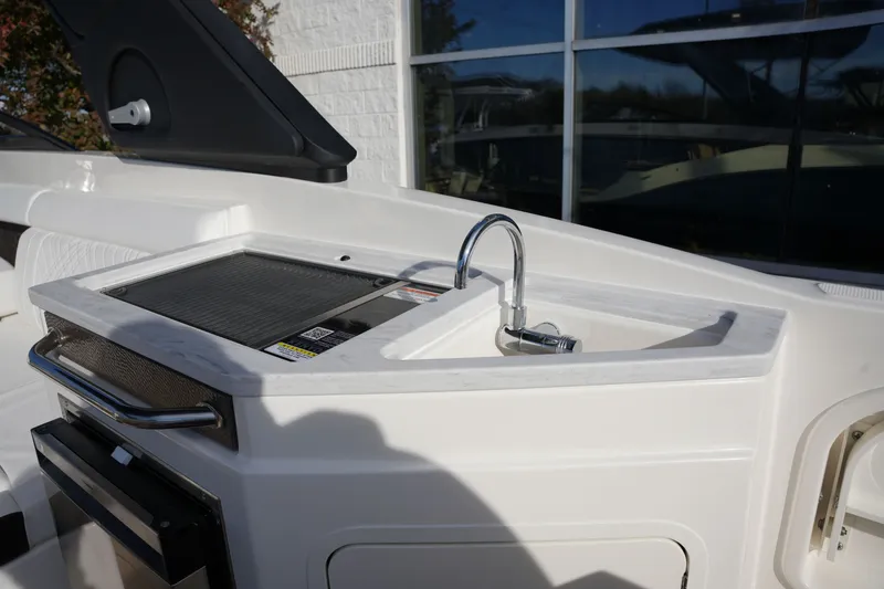 Slide: The Image of Sea Ray SDX 290 2026 - 13
