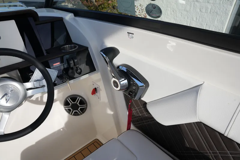 Slide: The Image of Sea Ray SDX 290 2026 - 22