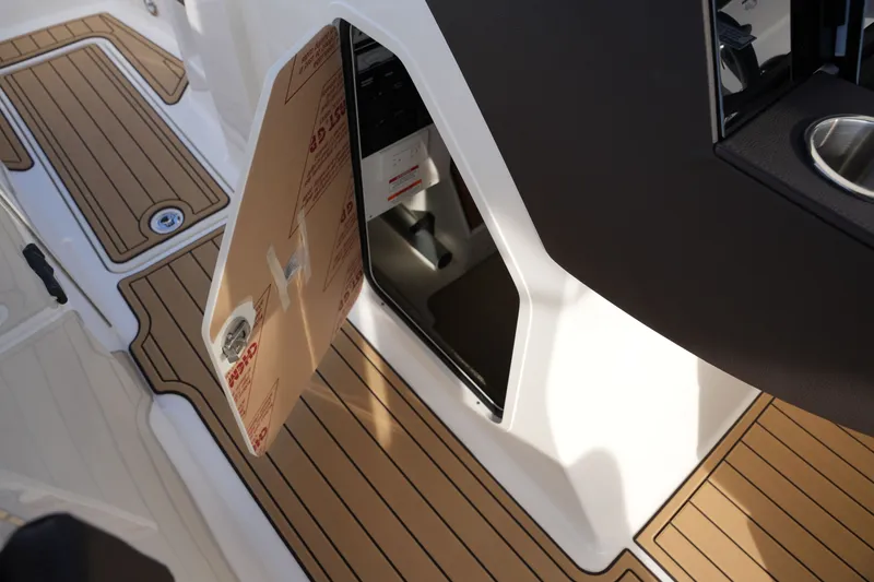 Slide: The Image of Sea Ray SDX 290 2026 - 28