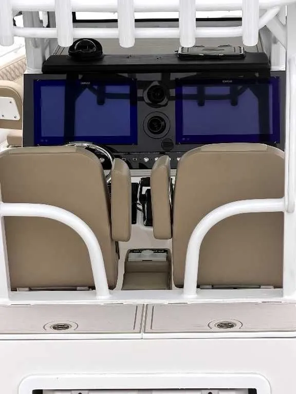 Slide: The Image of Sea Pro 320 DLX Center Console 2023 - 18