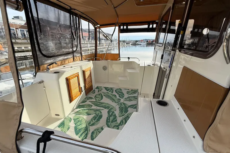 Slide: The Image of Ranger Tugs R-29S - Cockpit - 11