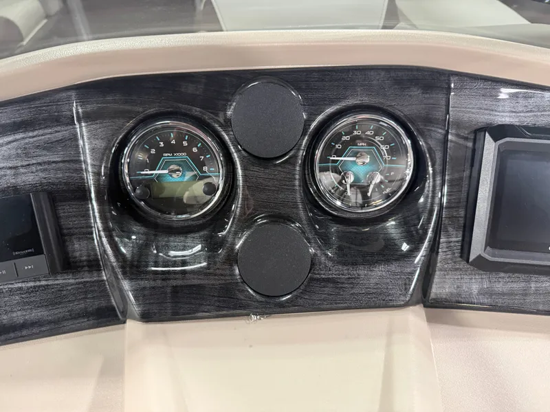 Slide: The Image of Tahoe LTZ 2385 Swingback (VRB) & Honda 4-Stroke EFI 2026 - 13