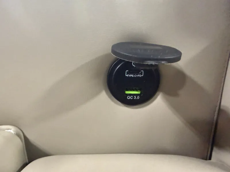 Slide: The Image of Tahoe LTZ 2385 Swingback (VRB) & Honda 4-Stroke EFI 2026 - 24